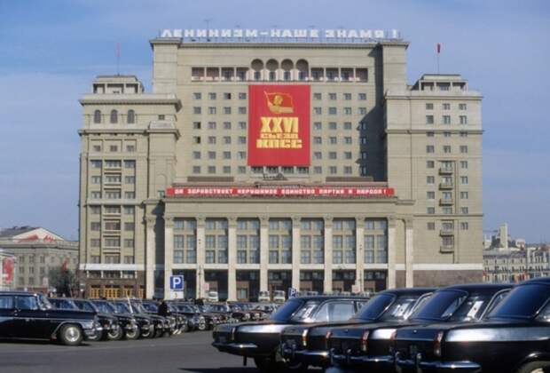 Вид на гостиницу Москва со стороны парковки. Вид на гостиницу Москва со стороны парковки.
