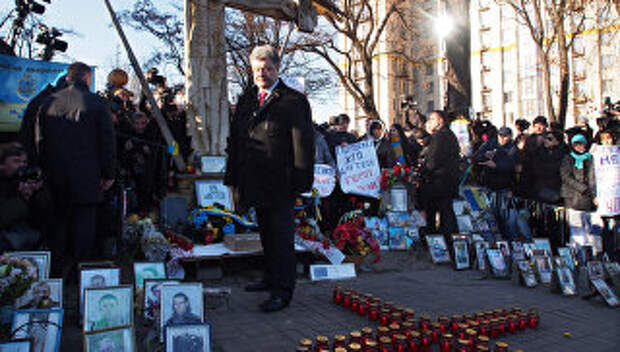 Петр Порошенко на церемонии возложения цветов к кресту Небесной сотни в Киеве. Архивное фото