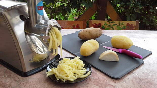 Пропустить через мясорубку картофель