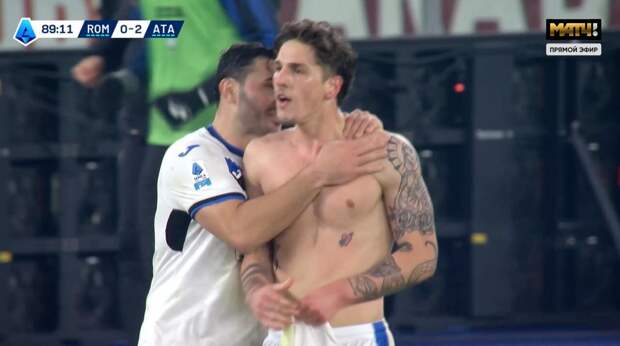 футболист празднует гол в футболке Ромы