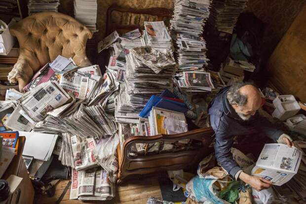 В доме плюшкина: фотограф год документировал жизнь француза с синдромом Диогена