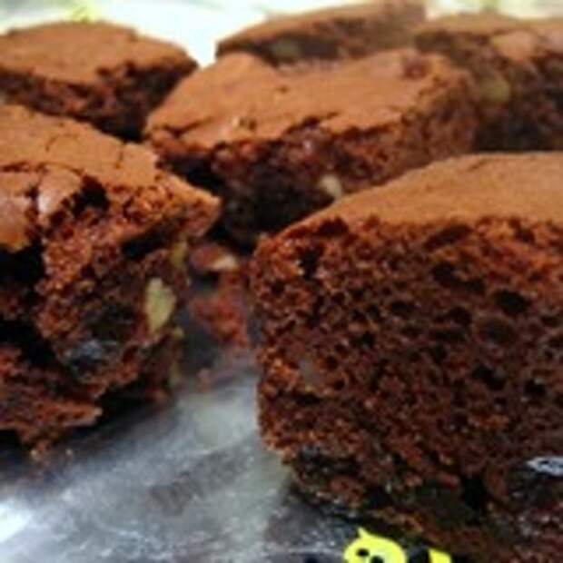 Брауни шоко с захмелевшим черносливом и грецкими орехами