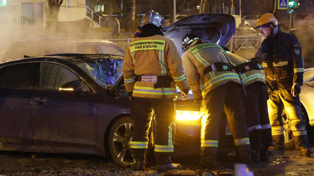 Две машины провалились в яму с кипятком в центре Петербурга