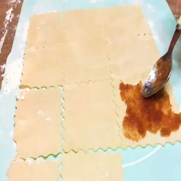 Легендарные кифлики на смальце: тающее песочное печенье с сочной начинкой внутри