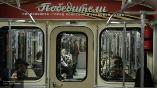 Девушка с голой попой "сделала день" пассажиров метро в Новосибирске