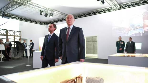 Путину показали макет фрагмента трубы, задействованной в операции «Поток»