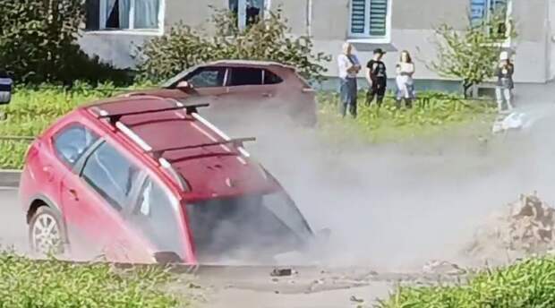 Видео: у Загребского бульвара автомобили тонут в кипятке