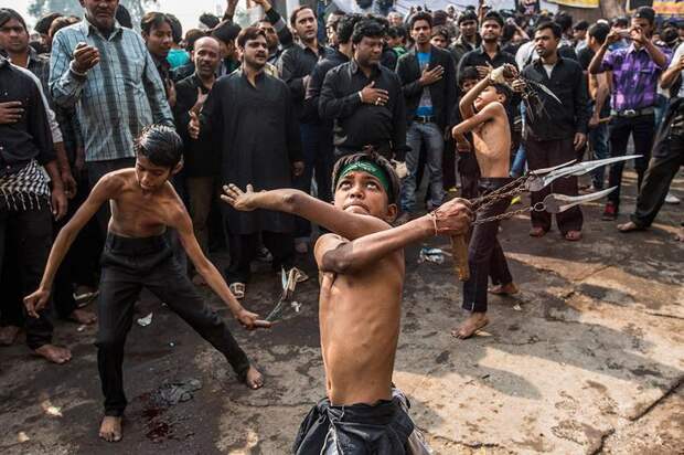 Ритуал самобичевания во время религиозной процессии в честь Ашура в Нью-Дели, Индия