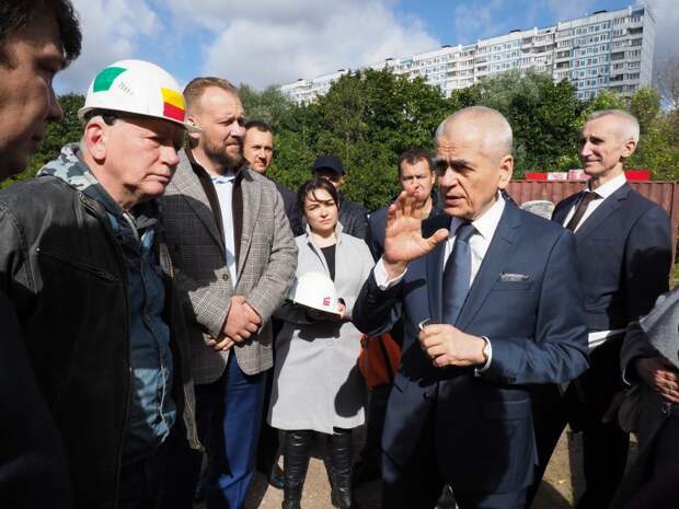 Депутат Геннадий Онищенко побывал на месте строительства поликлиники на улице Твардовского