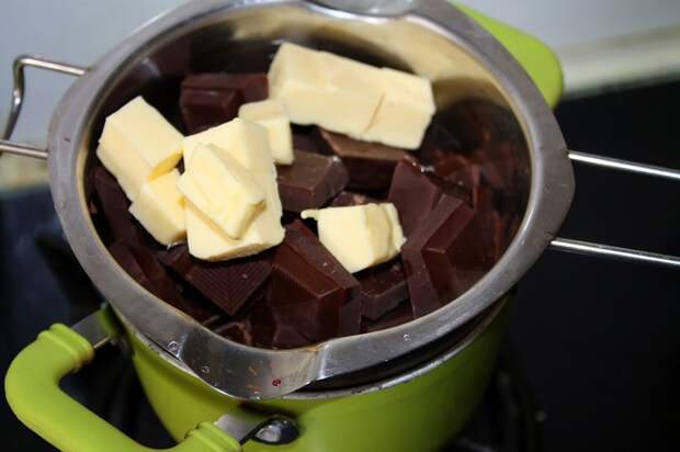 Растопите шоколад вместе с маслом на водяной бане. / Фото: agentchoc.com