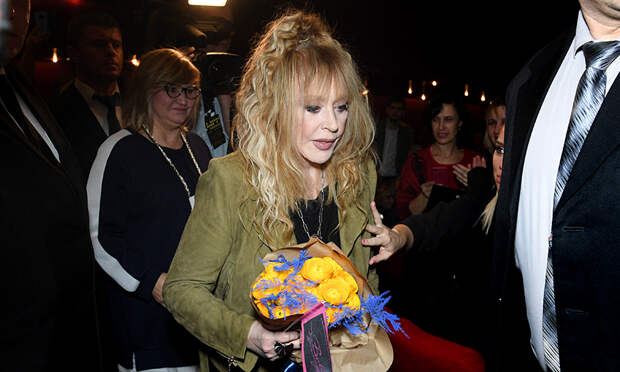 Сгорбившаяся Пугачева вышла на люди, пряча скрюченные подагрой руки