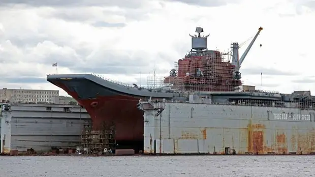 «70 тонн упало на палубу»: что известно об инциденте при спуске на воду авианосца «Адмирал Кузнецов»