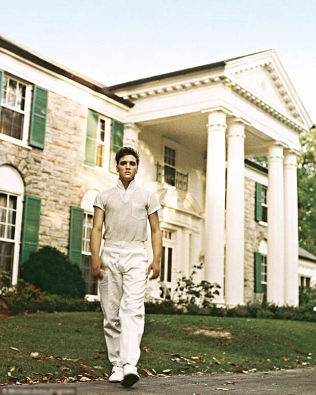Перед своим поместьем Грейсленд, который Элвис купил за $102 500.