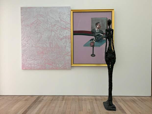 Вид экспозиции «Dance With Daemons» в Fondation Beyeler. Работы: Rudolf Stingel, Francis Bacon, Alberto Giacometti