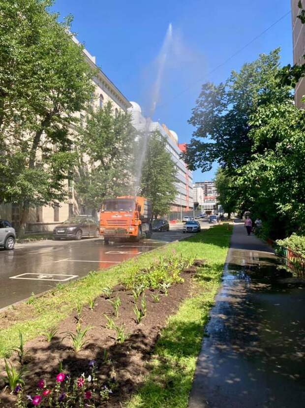 В Марьиной роще поливальные машины охлаждают воздух