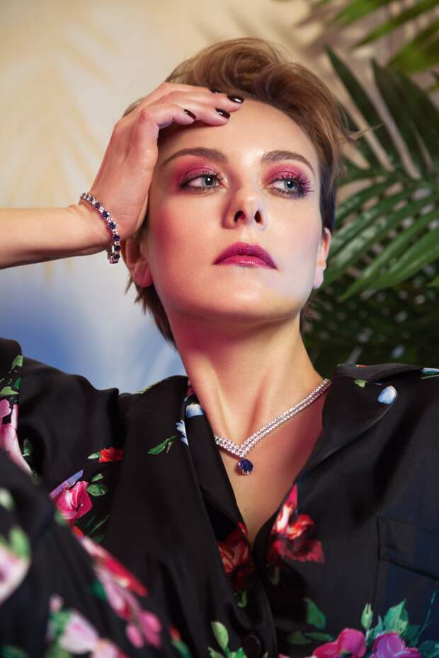 Костюм, dolce & gabbana; браслет и колье из коллекции Color, все – Mercury Костюм, dolce & gabbana; браслет и колье из коллекции Color, все – Mercury