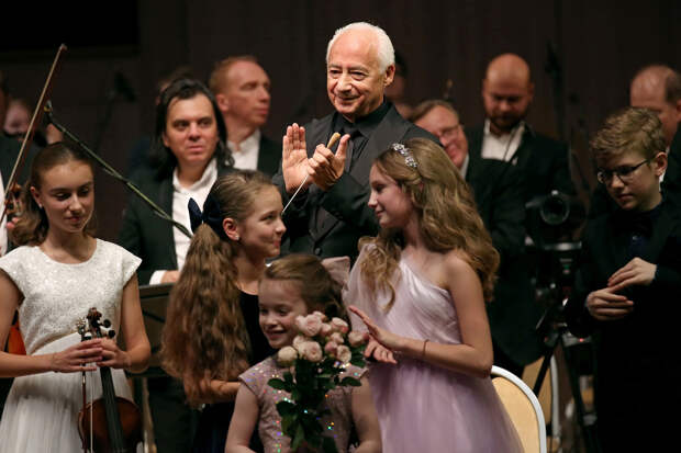 Владимир Спиваков (в центре)