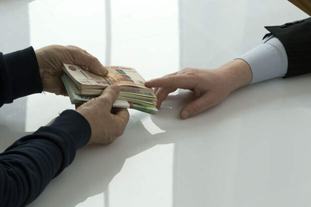 В Ростове бизнесмен дал 4,6 млн рублей сотруднику ОБЭП и сдал его полиции
