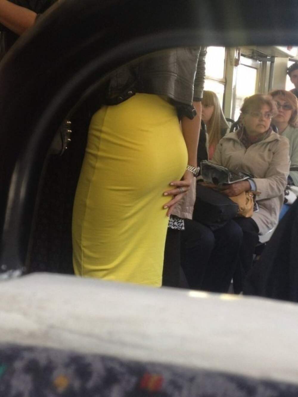 голые попки в общественном транспорте фото 103