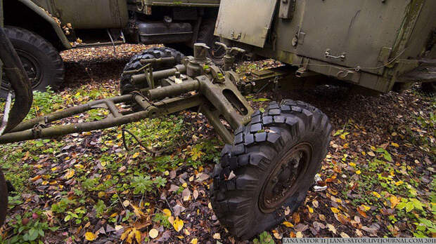 Брошенная военная техника в лесу