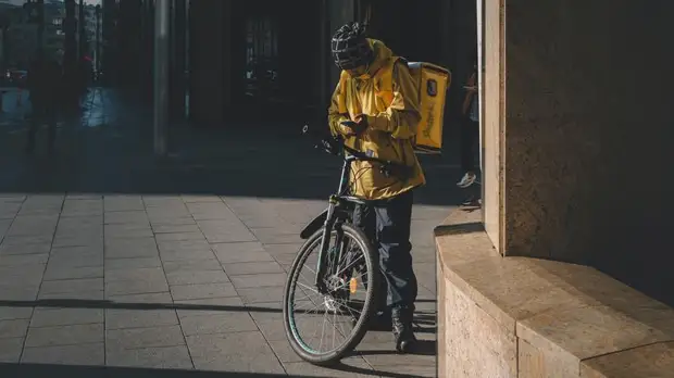 На проспекте Культуры воришка ради ящика пива «Жигулёвское» укусил курьера за палец
