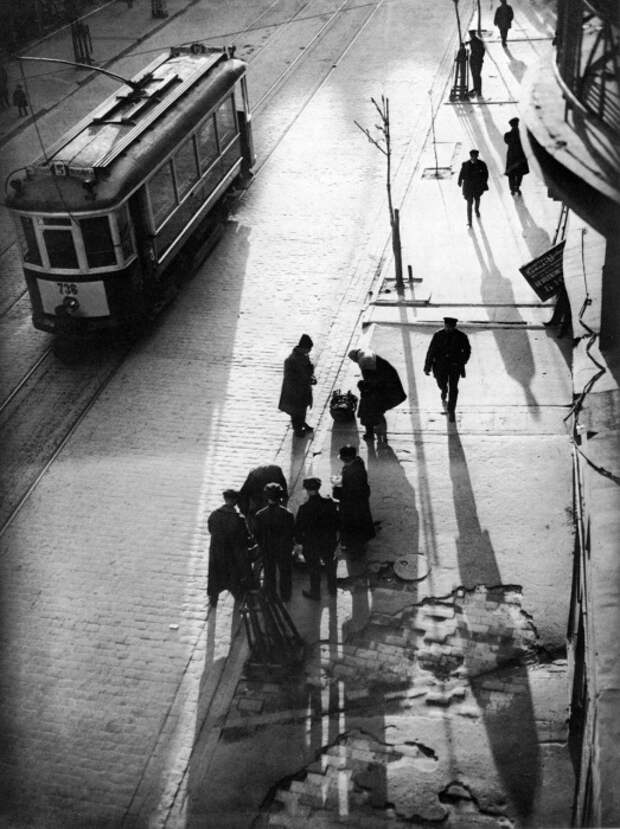 Очередь на трамвайной остановке, 1930-е годы.