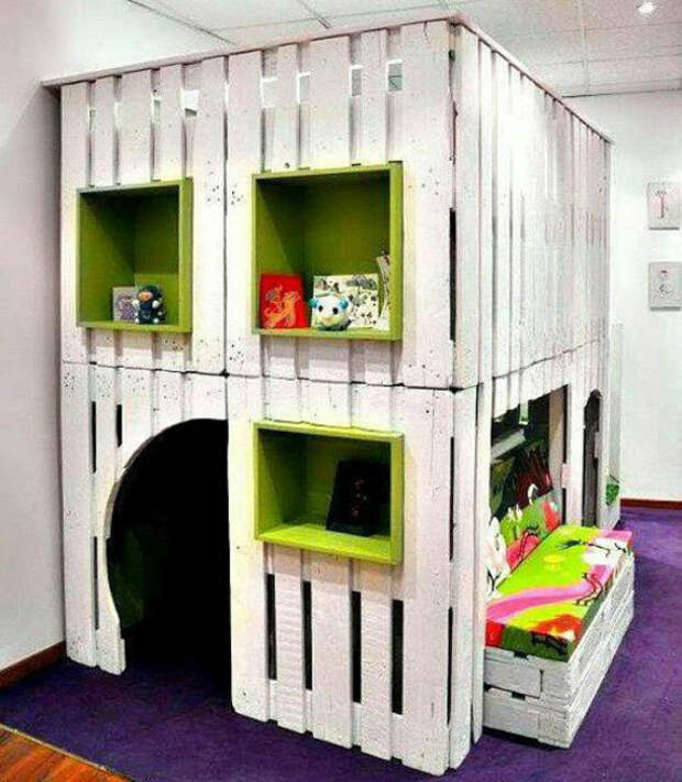 Игровой домик с диваном. | Фото: Pinterest.