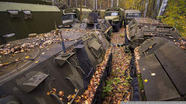 Брошенная военная техника в лесу