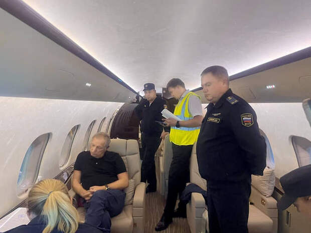 Константин Струков (слева) на борту самолета, на котором он собирался улететь из России