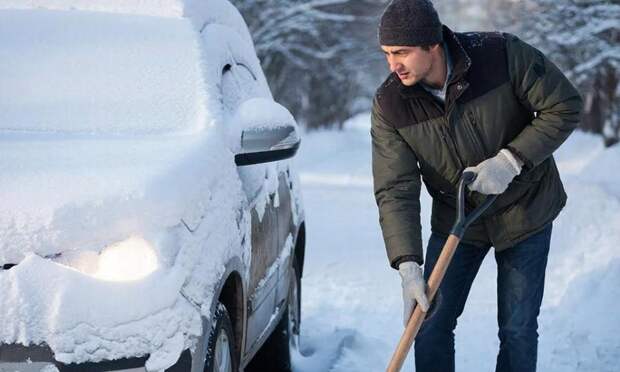 Меньше скручиваний: как правильно расчищать снег лопатой, чтобы не надорвать спину