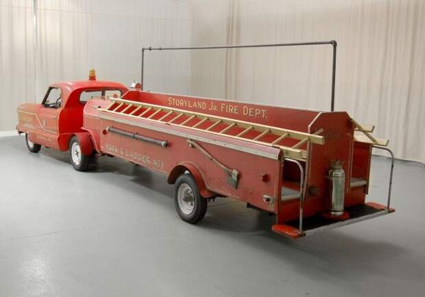 Старинная пожарная машина на аукционе (15 фото) Старинная пожарная машина на аукционе (15 фото)