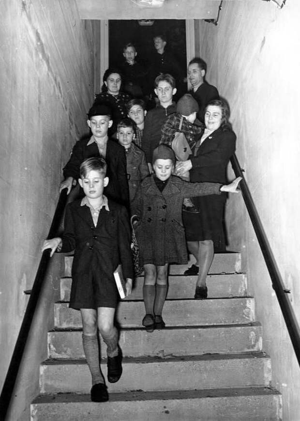 30. Дети с родителями спускаются в бомбоубежище, Берлин, октябрь 1941 г. германия, история, фото