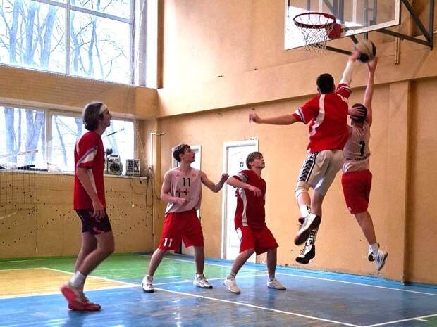 Школьники Твери поборолись за победу в Спартакиаде по баскетболу