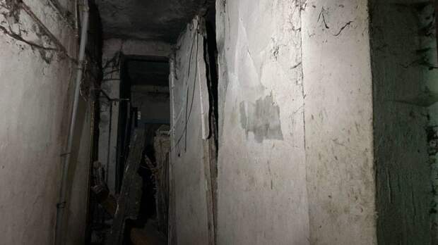 Стена аварийного жилого дома обрушилась в Уссурийске
