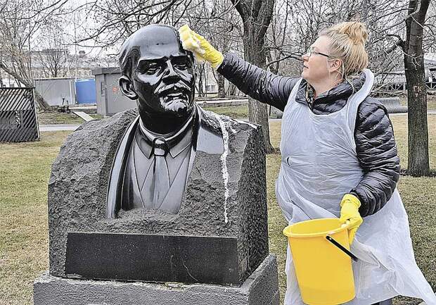 А что бы сказал Ленин о таких трагикомичных способах возрождения его детища - СССР? (На фото - субботник в парке «Музеон», где собраны многие памятники советских времен.) Фото: Владимир ВЕЛЕНГУРИН