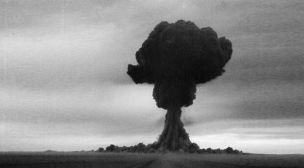 Незаметная атомная бомба 29 августа 1949 года на Семипалатинском полигоне прошли успешные испытания первой советской атомной бомбы. Спустя целый месяц на стол директора ЦРУ лег аналитический доклад, согласно которому СССР создаст ядерное оружие не ранее 1953 года. Американцы просто пропустили это «незаметное событие» и оставались в неведении еще почти целый год. Официально же СССР заявили о наличии атомной бомбы только 8 марта 1950 года.