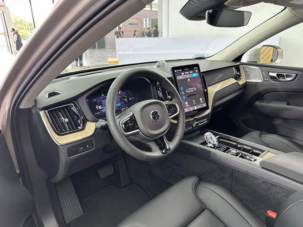 Самый популярный Volvo стал еще лучше. Представлен Volvo XC60 2026 T8 — 455 л.с., запас хода 1360 км и сразу скидка в 25 тысяч долларов