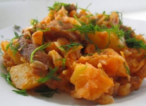 Тушеная капуста с курицей, грибами и картошкой