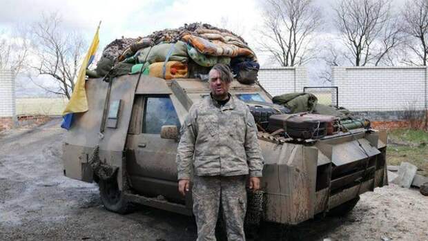 Бравый украинский военный и его "бронемашина"