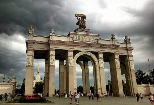 ⛈️ 7 эпичных фото и видео летних гроз в Москве