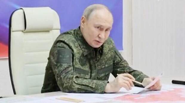 Президент выслушал доклад начальника ГШ и поблагодарил военных суджа освобождена путин впервые за время сво надел форму