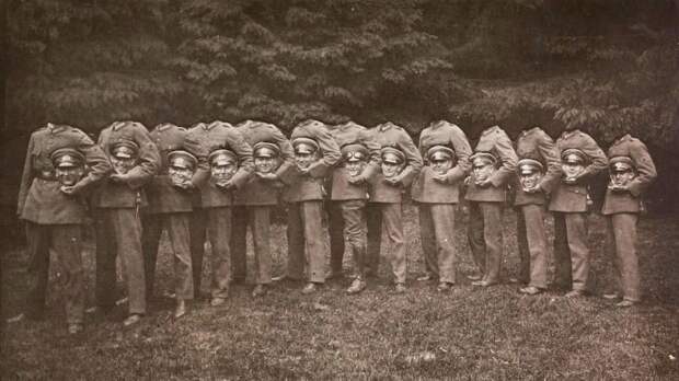 Фотография военных с с головами в руках 