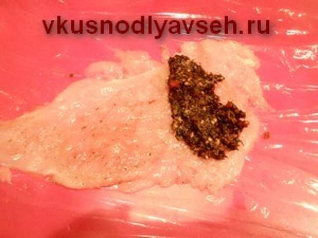 на край мяса выложить начинку