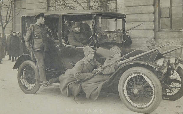 Turcat-Mery 1915 года выпуска. Фотооткрытка «На страже». На оборотной стороне подпись орешковыми чернилами. Неизвестная мастерская, Петроград, начало ХХ в. 