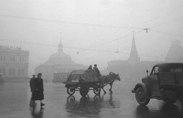 Утро на площади трех вокзалов в 1957 году.