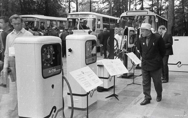 Раздаточные колонки АЗС на международной выставке «Автосервис–73», 1973 год, Москва история, события, фото