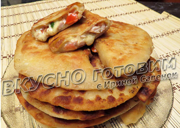 Лепешки заварные с куриной грудкой и твердым сыром
