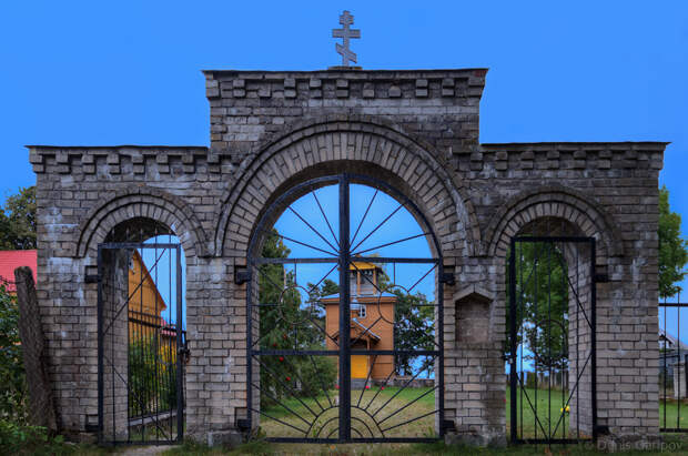 Ворота старообрядческой (староверческой) церкви в деревне Рая (Raja)