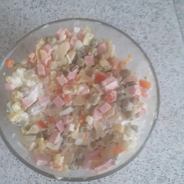 Салат "оливье" с колбасой и маринованными огурчиками.