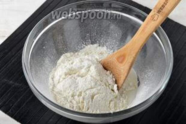 Всыпать просеянную с содой (0,25 ч. л.) муку (1 стакан) и замесить тесто. Сначала тесто вымешивать ложкой.